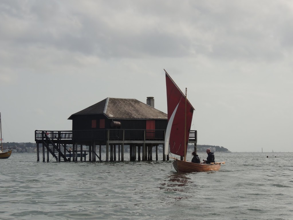 Voilaviron devant une cabane à Arcachon