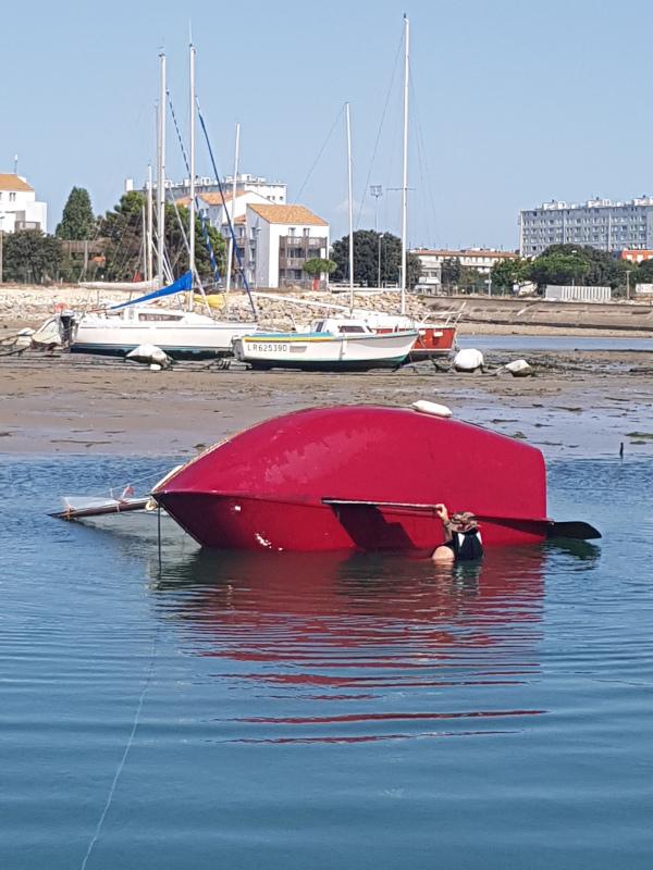 Catboat sur le flanc