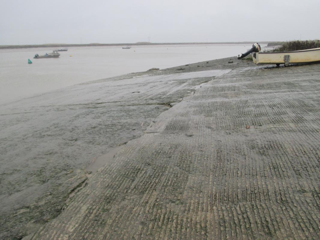 Charron cale du corps de garde a basse mer