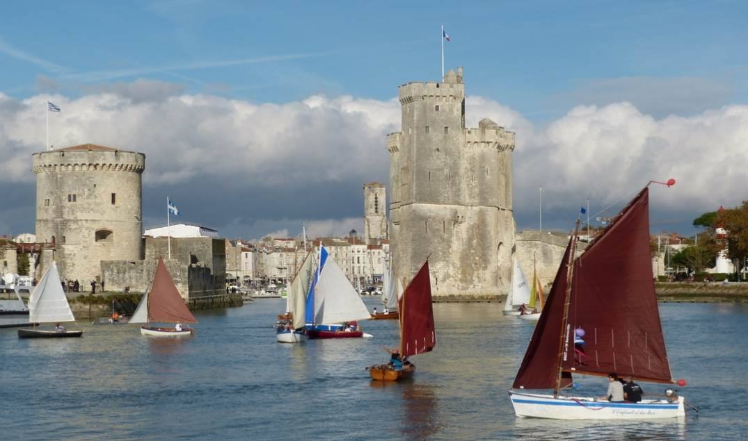 Flottille de voile-aviron entre les tours La Rochelle