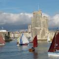 Flottille de voile-aviron entre les tours La Rochelle