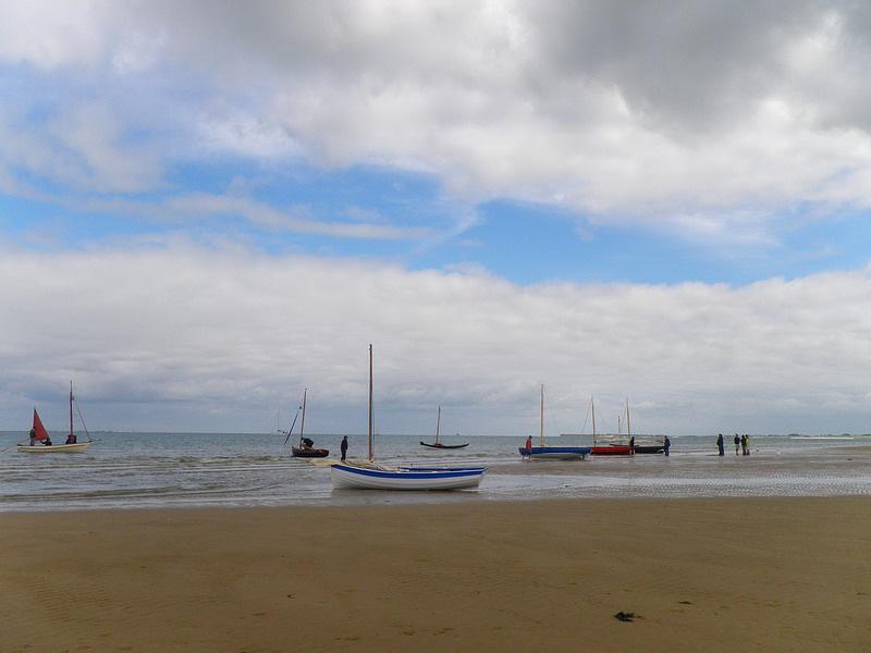 Plage et bateaux dans les pertuis charentais