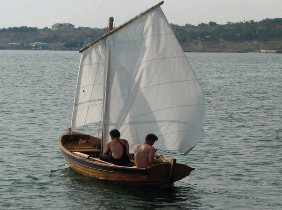 Voile au tiers foquée russe sur l'eau